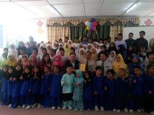 The school children of SK Tanjung Kupang with their new school stage, accompanied by Hezrin Ali (Center), Manager of Corporate Communications and Media at Country Garden Pacificview.